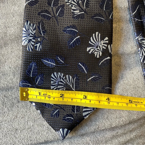 Floral Navy Tie 100% Silk - Picture 3 of 4